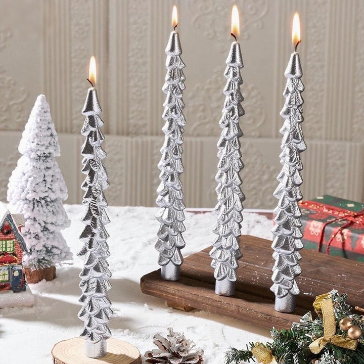 Handgefertigte skulptierte Weihnachtsbaum-Spitzkerze