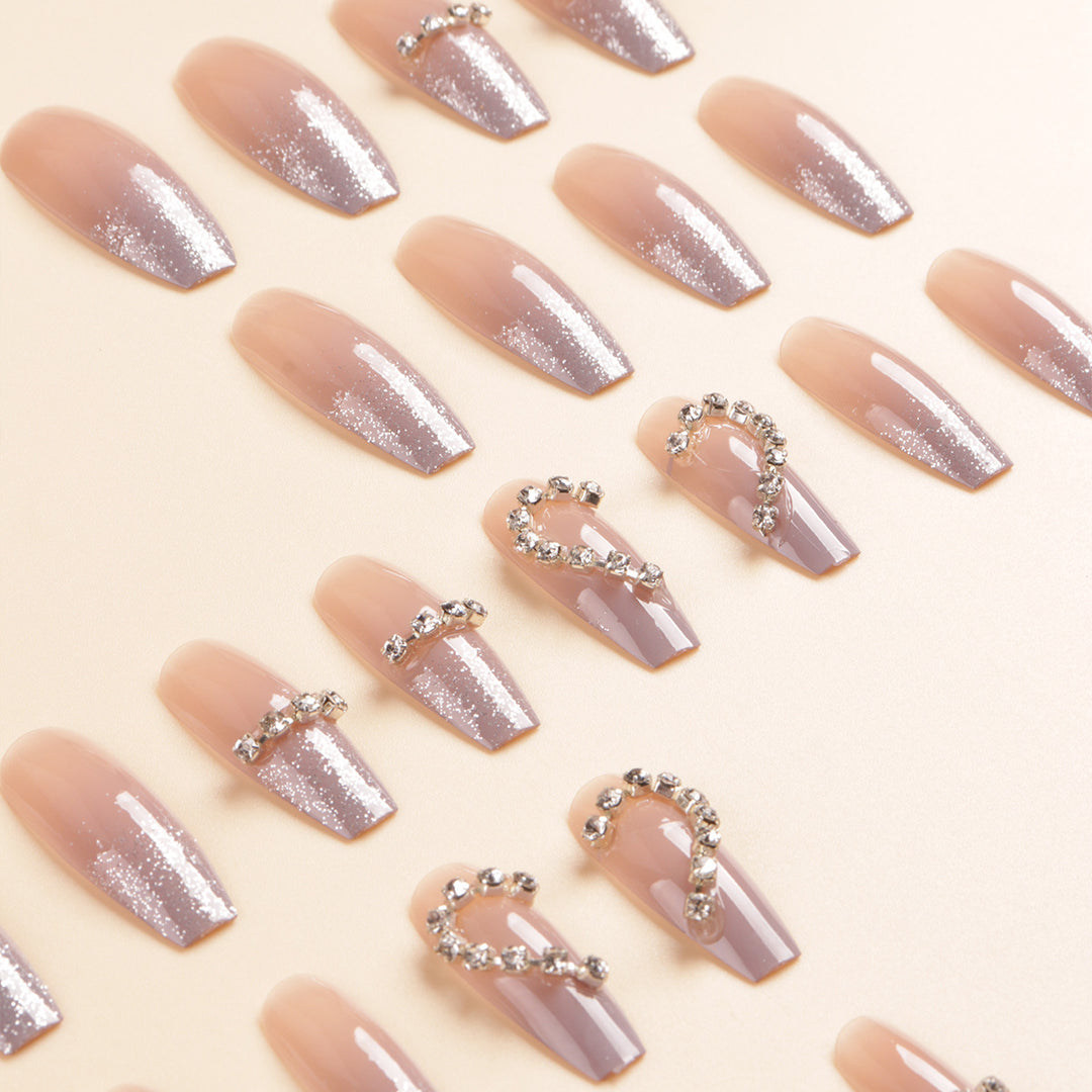 Herzförmige Strass Press-On Nagelkunst Karnz