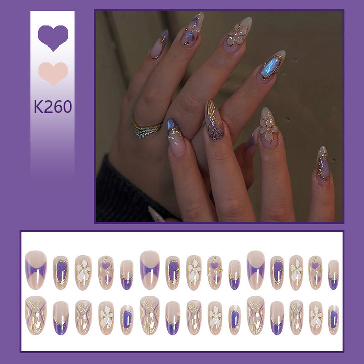 Kunstnagelset mit eleganten Blüten- und Glitzerdetails Karnz