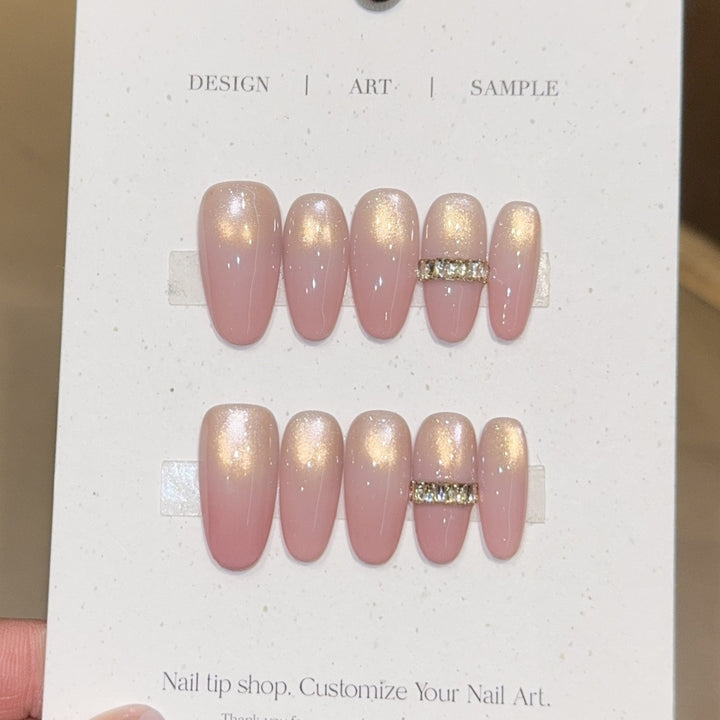 Glamouröse Kunstnägel mit Eleganter Glitzer- und Strass-Applikation Karnz