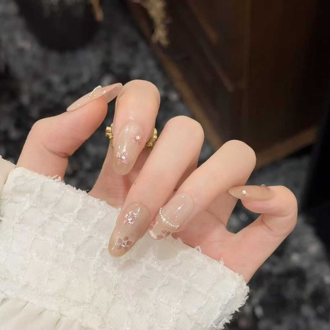 Elegante Press-On Nagelset mit floralen und Edelsteinakzenten