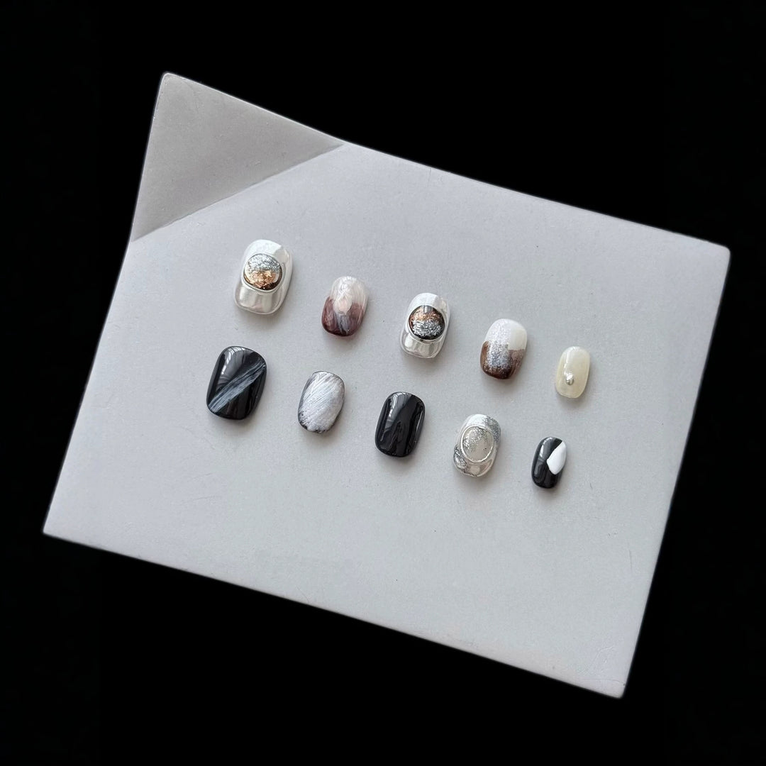 Künstlerisches Press-On Nagel-Set mit eleganten Designs