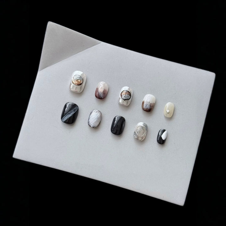 Künstlerisches Press-On Nagel-Set mit eleganten Designs