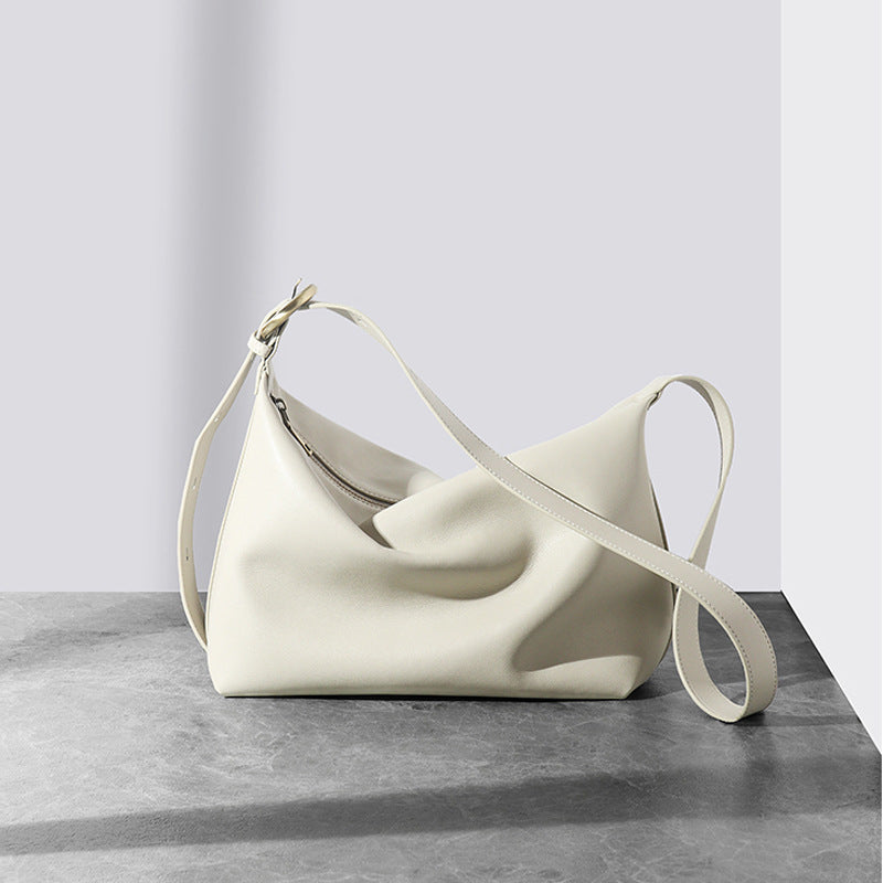 Minimalistische Gebogene Leder Schultertasche mit Verstellbarem Gurt