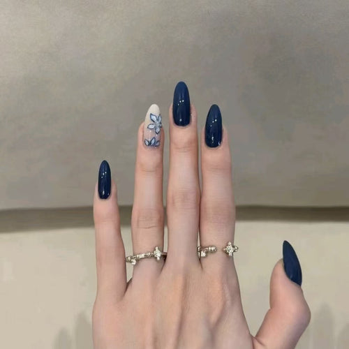 Elegantes Blumenmuster Press-On Nagelkunst Set Karnz