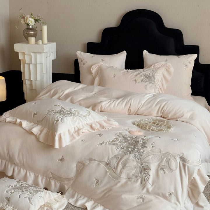 Luxuriöses Bettwäscheset mit Rüschen und Blumenstickerei