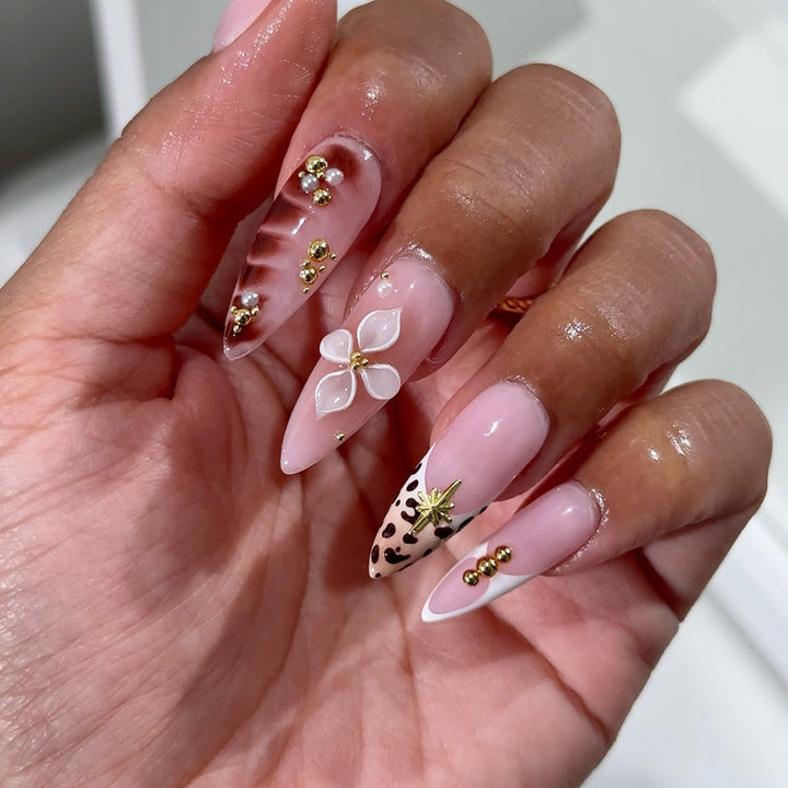 Dekoratives Press-On Nagelkunst-Set mit floralen und stilvollen Leopardenakzenten Karnz