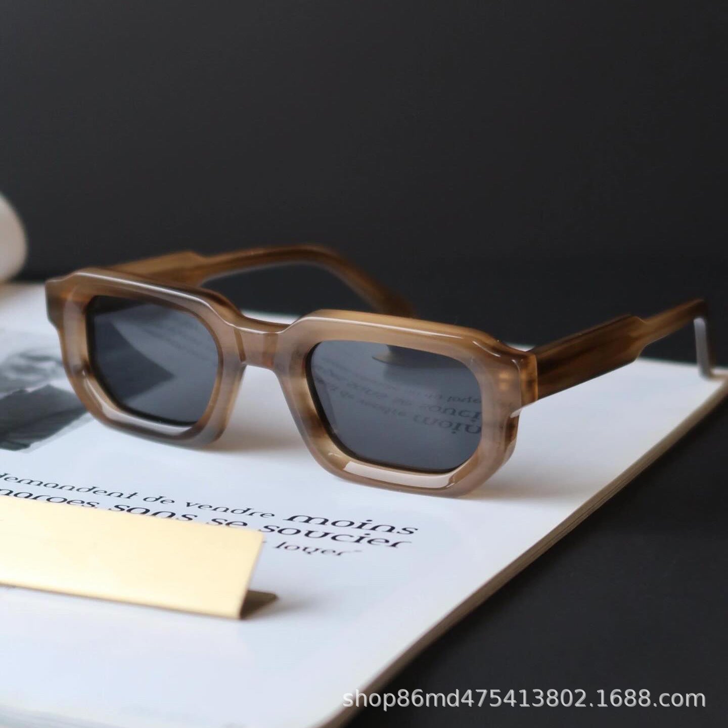 Damen Sonnenbrille im modernen geometrischen Design von Karnz