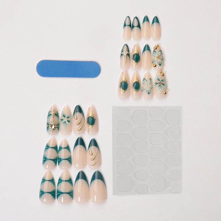 Kreatives Kunstnagelset mit aufwendigen Blumen- und Goldverzierungen Karnz