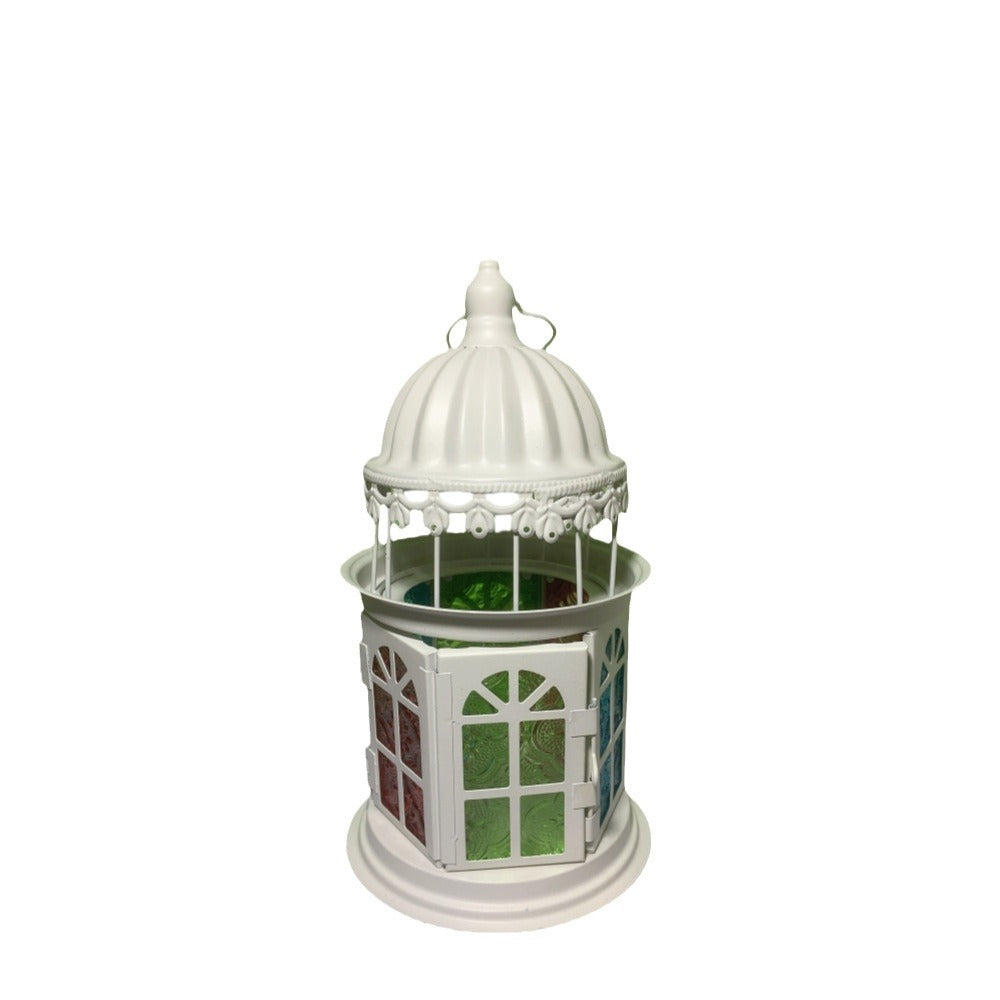 Ornamentale gotische Kuppellaterne mit bunten Glasfenstern und Teelichthalter Karnz