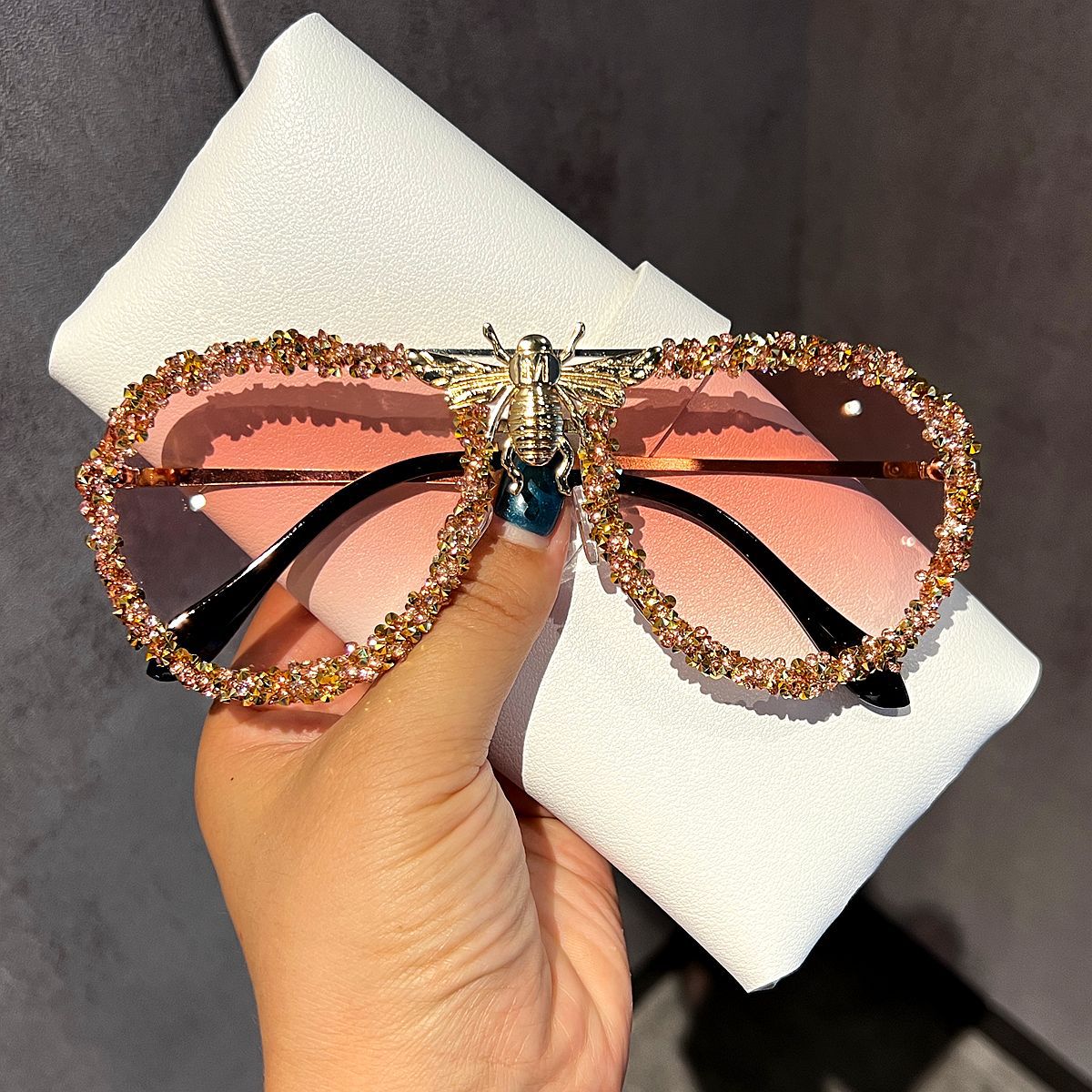 Damen Glamouröse Oversize-Sonnenbrille mit einzigartigem Schmuckrahmen Karnz