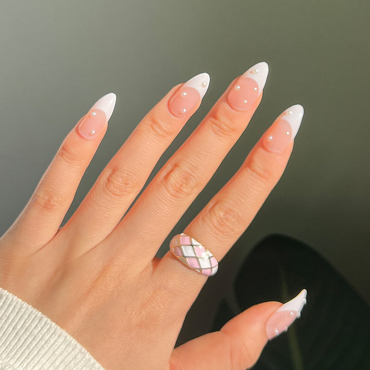 Kunstvolle Acryl-Nägel mit elegantem French-Tip Karnz