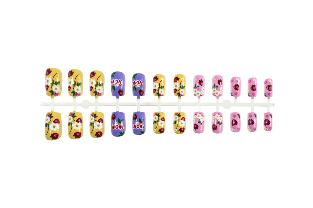 Kunstnagelset mit floralen und fruchtigen Designs Karnz
