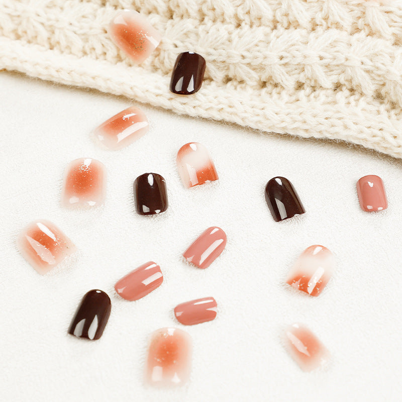 Elegante Nagelkunst mit Glitzer- und Ombre-Effekt Karnz