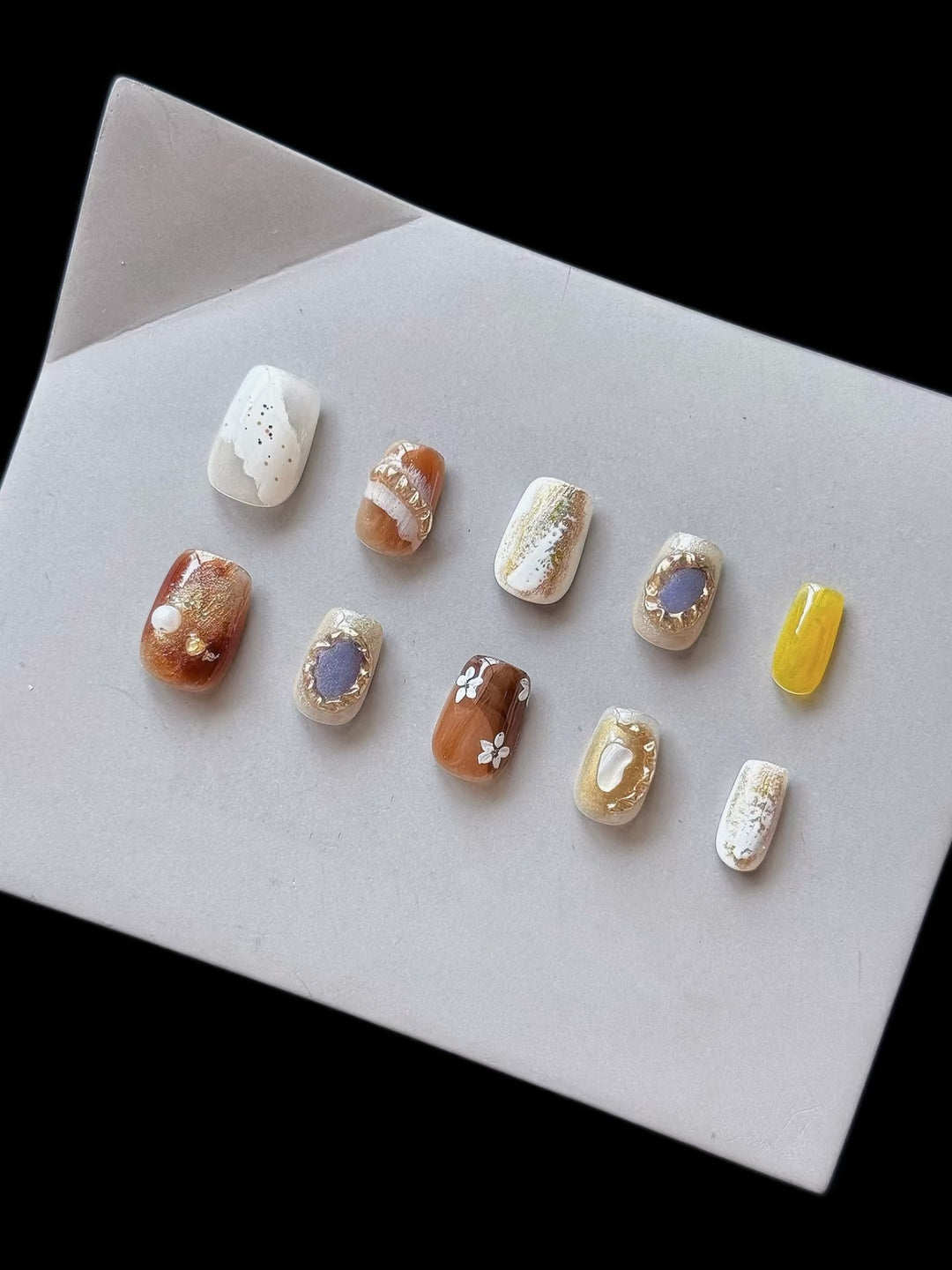 Künstlerisches dekoratives Press-On-Nagelset