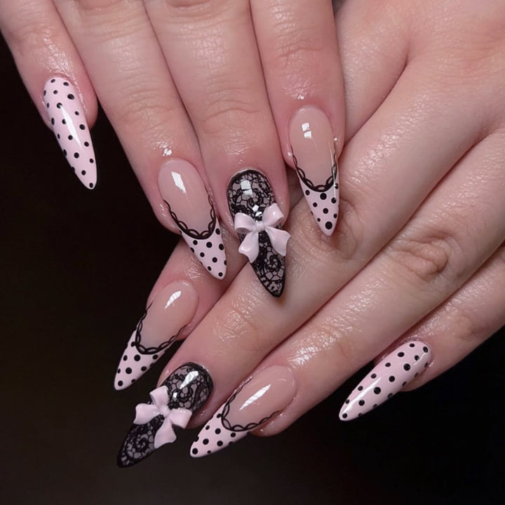 Elegante und kunstvolle Stiletto-Nägel mit Spitzen und Schleifen Karnz