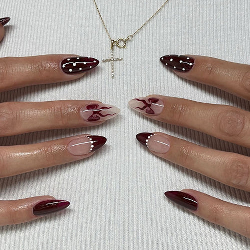 Elegant gestaltete Stiletto-Nägel mit kunstvollen Akzenten Karnz