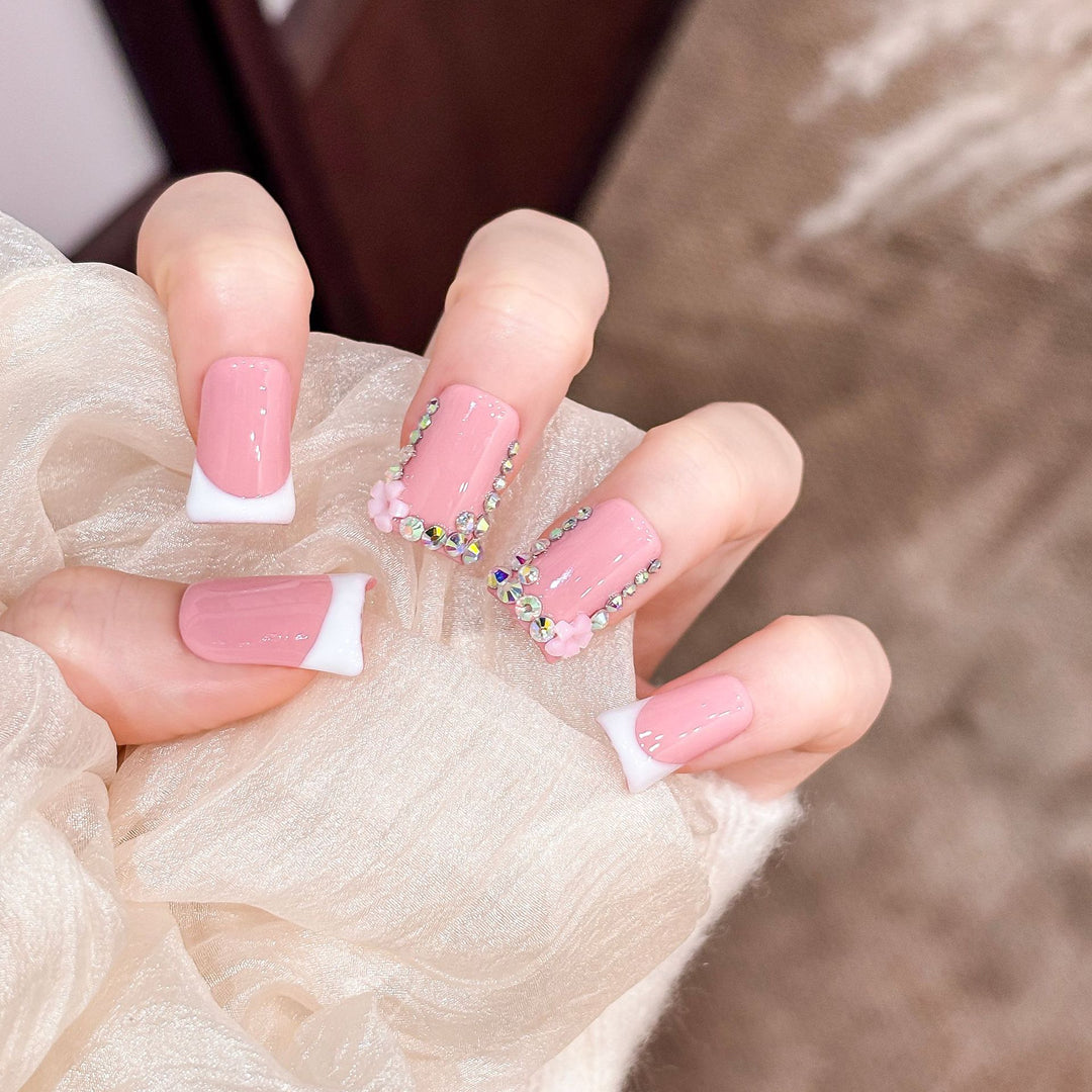 Dekoratives Press-On Nagelset mit floralen und Schmuckakzenten