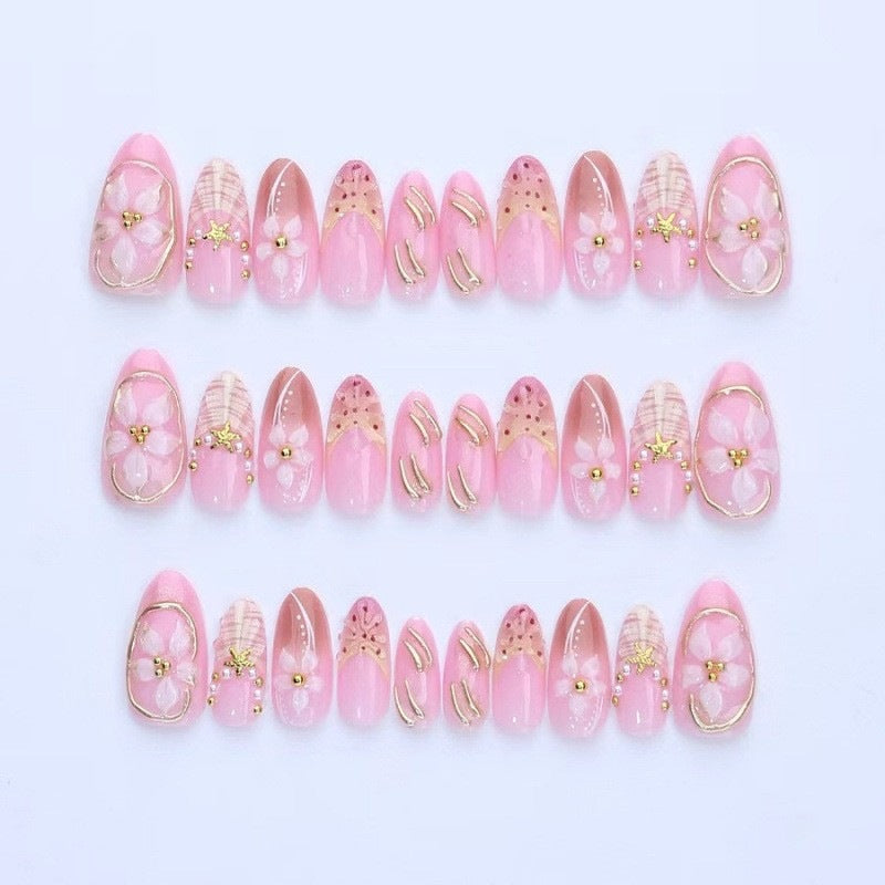Kunstnagelset mit luxuriösen 3D-Blüten und edlen Akzenten Karnz