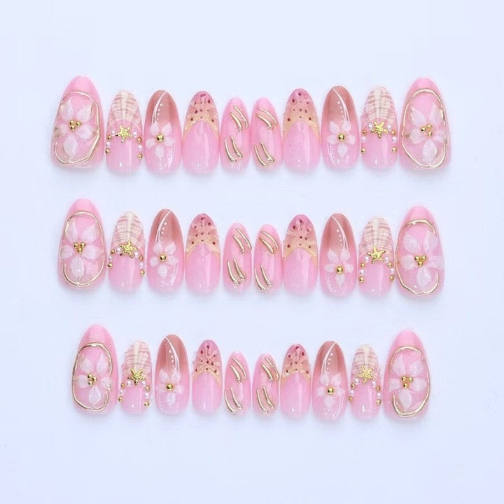 Kunstnagelset mit luxuriösen 3D-Blüten und edlen Akzenten Karnz