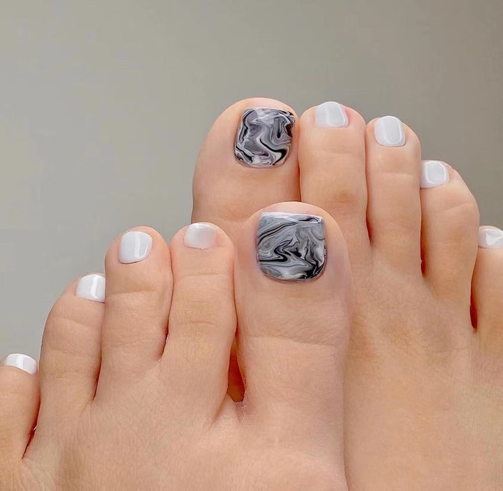 Kunstvolle Fußnagelgestaltung mit Göttlichem Schmetterlingsdesign Karnz