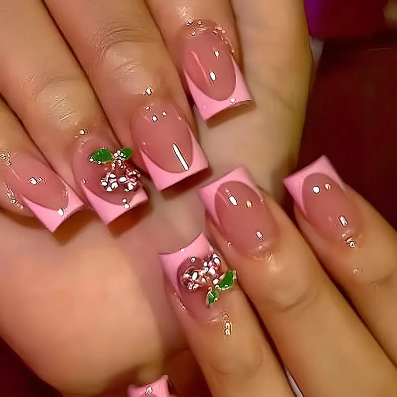 Kunstnagelset mit einzigartigen floralen Akzenten Karnz