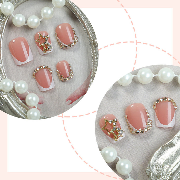 Kunstnagelset mit luxuriösen Glitzer- und Floralverzierungen Karnz