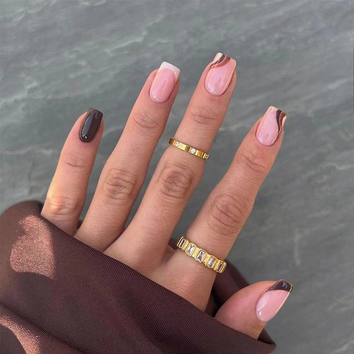 Kunstvolle Nagelverlängerungen mit elegantem Blattmuster Karnz