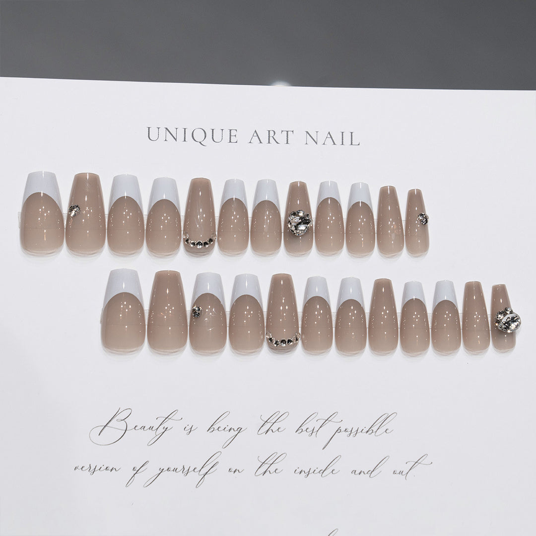 Glamouröse Press-On Nagelset mit Strass-Akzenten
