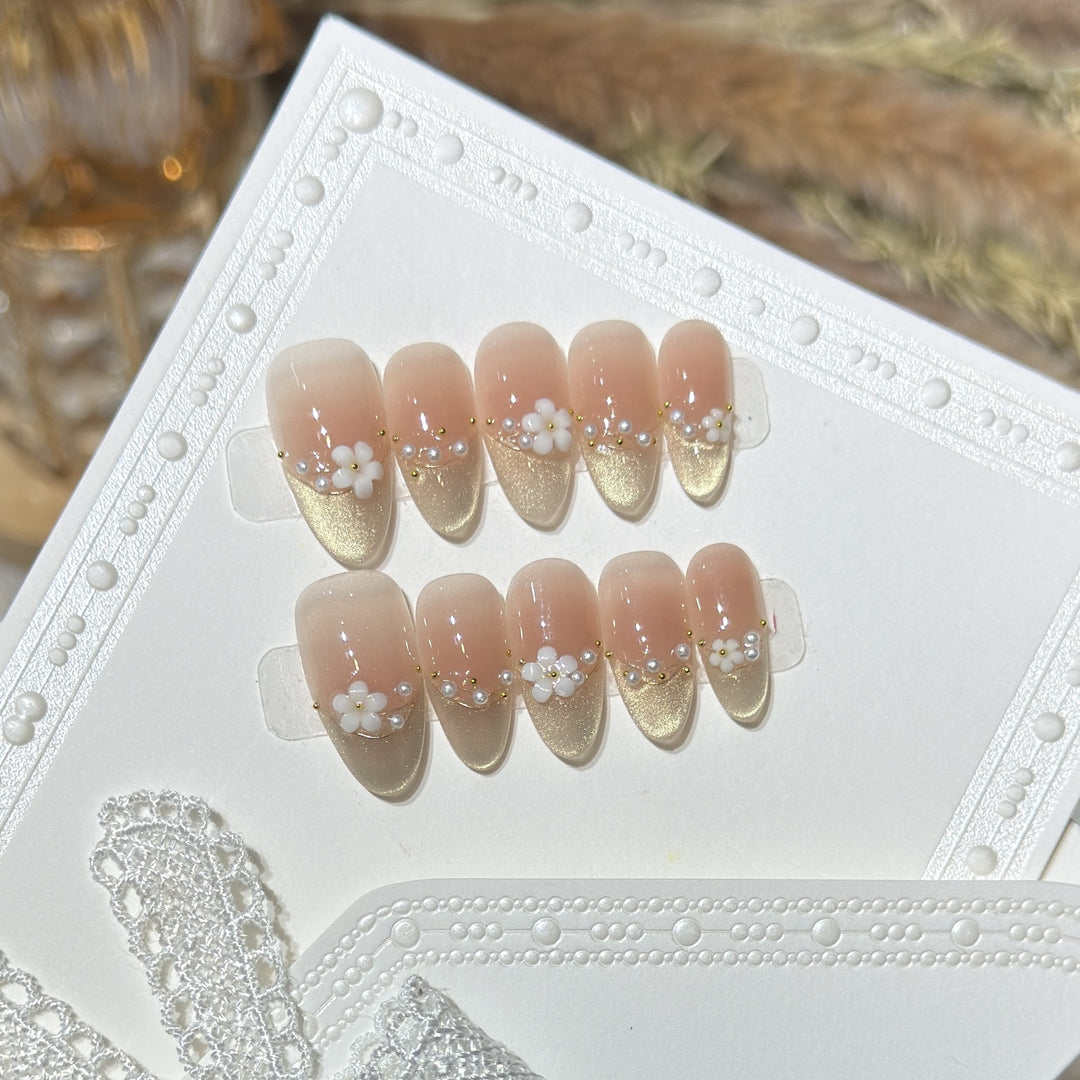 Dekoratives Press-On Nagelkunstset mit floralen Akzenten Karnz