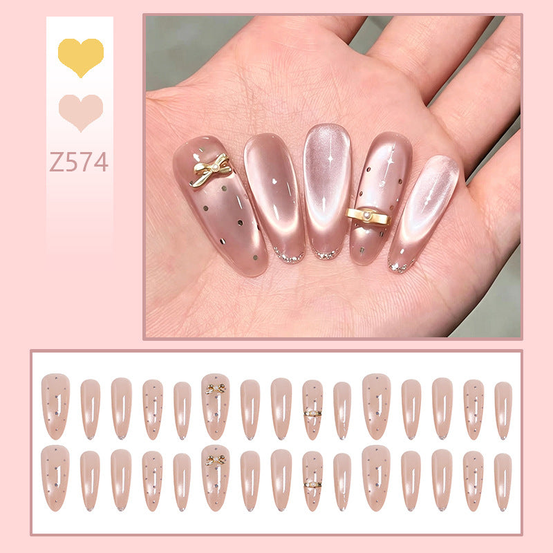 Kunstnagelset mit eleganten Schmuckdetails Karnz