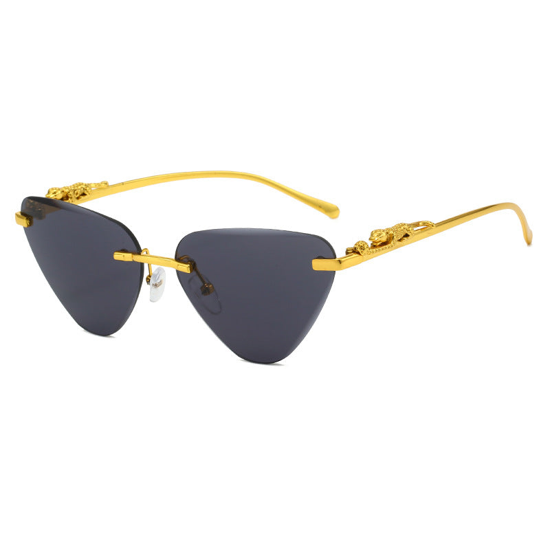 Damen Designer-Sonnenbrille mit kreativem, dreieckigem Rahmen und elegante goldene Akzente Karnz