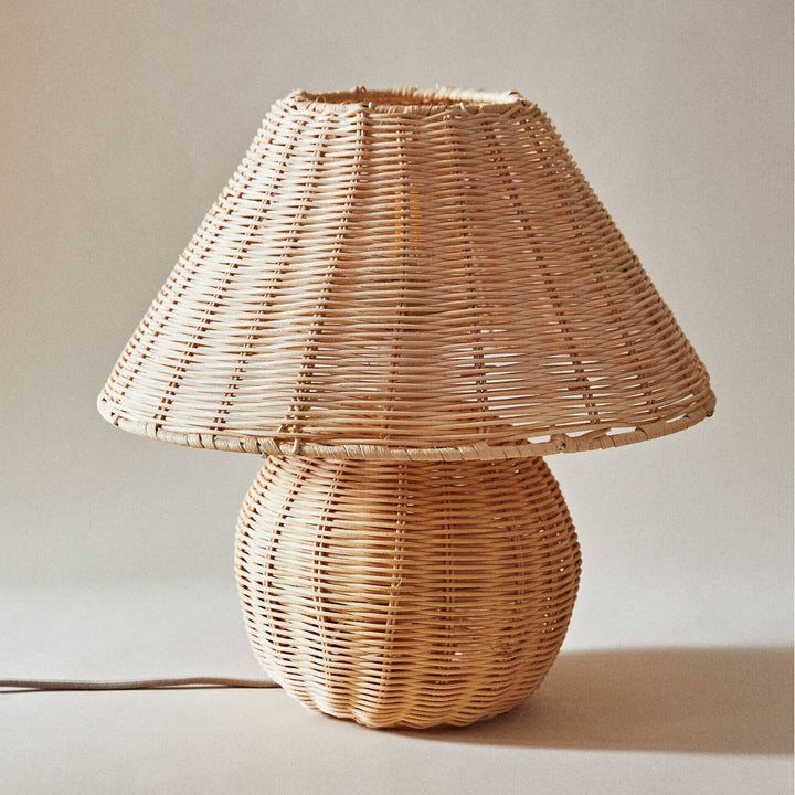 Handgefertigte Rattan-Tischlampe Karnz
