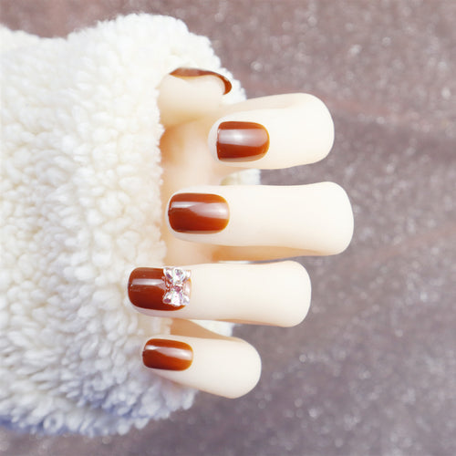 Elegantes Press-On-Nageldesign mit Strassakzent