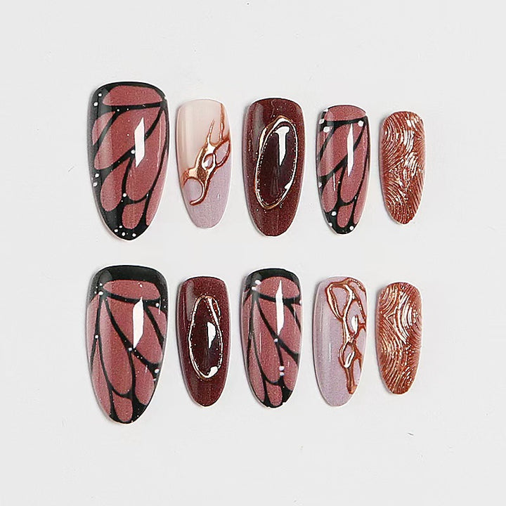 Kreatives Nageldesign mit kunstvollen Verzierungen Karnz