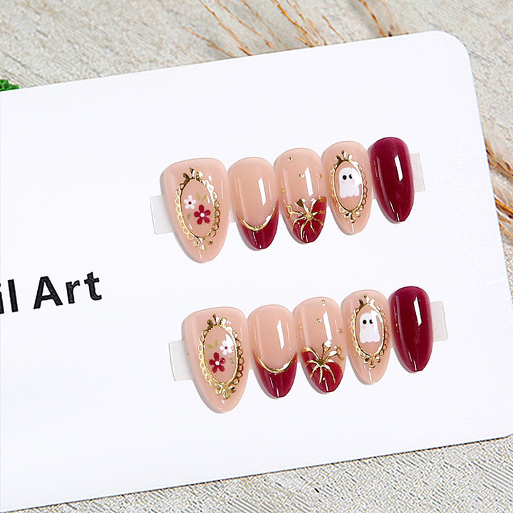 Kunstvolle Nagelspitzen mit herbstlichem Design Karnz