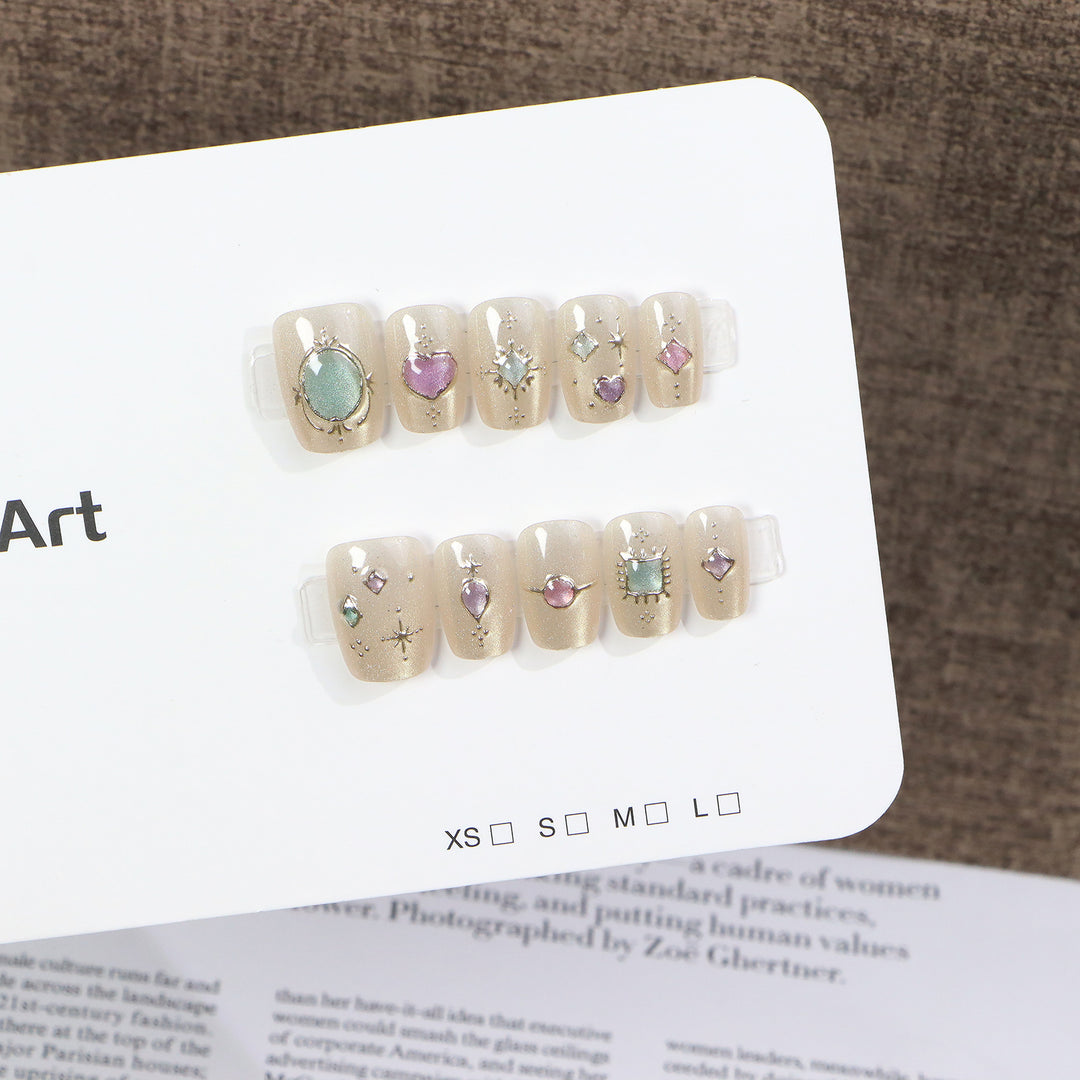 Dekoratives Press-On Nagelkunst-Set mit Edelsteinakzenten Karnz