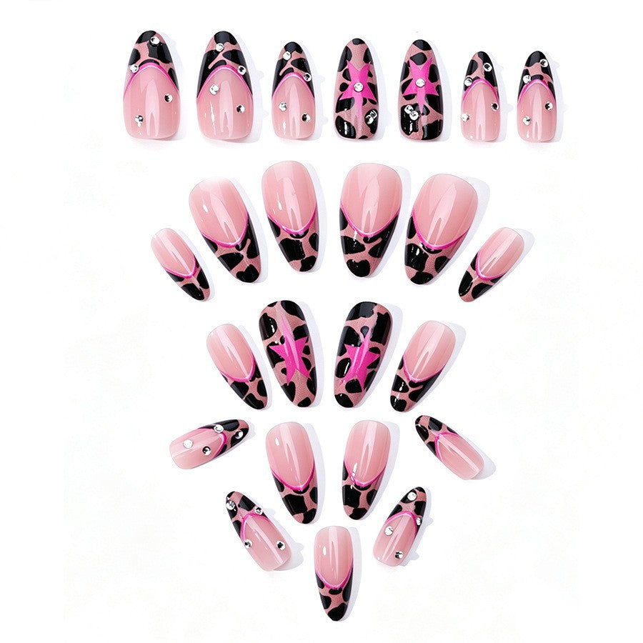 Kunstnagelset mit glamourösen Leoparden-Design und Glitzerelementen Karnz
