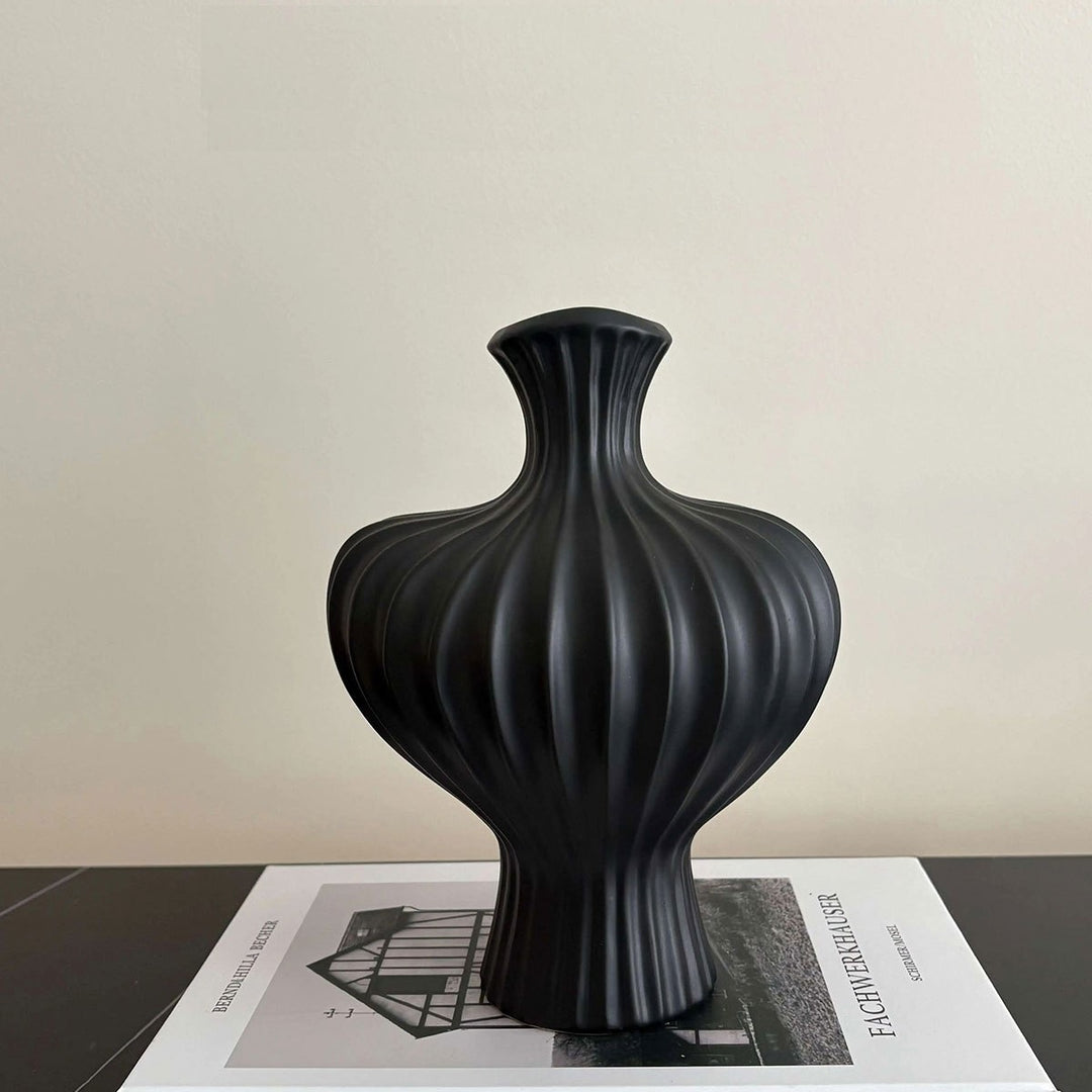 Skulpturale gerippte matte Keramik-Glasvase mit schmalem Hals und gefluttetem Kontur