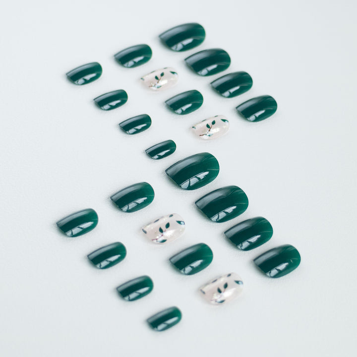 Künstlerisches Florales Nagelkunstdesign