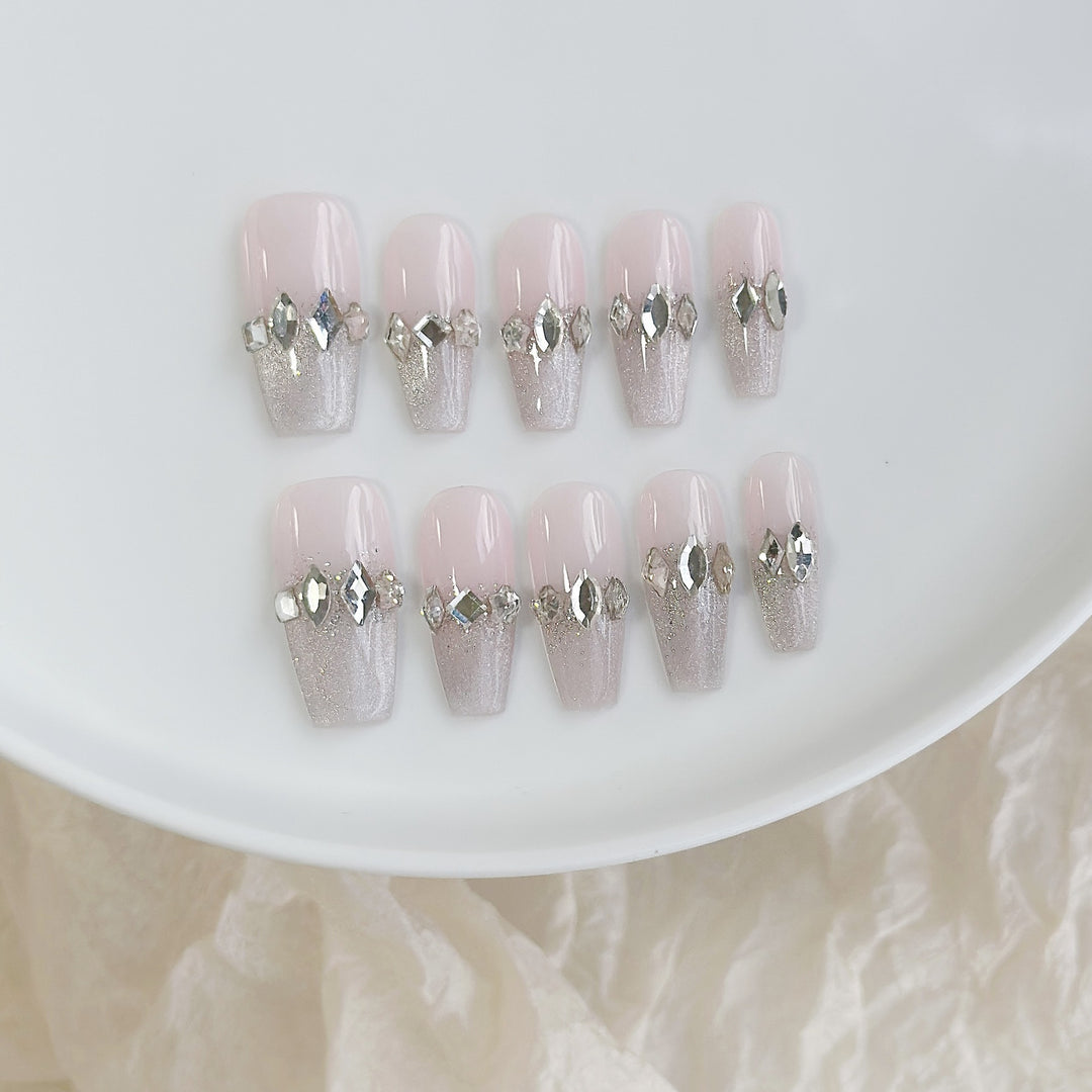 Künstlerisches Press-On Nagelkunstset mit Herz- und himmlischen Designs