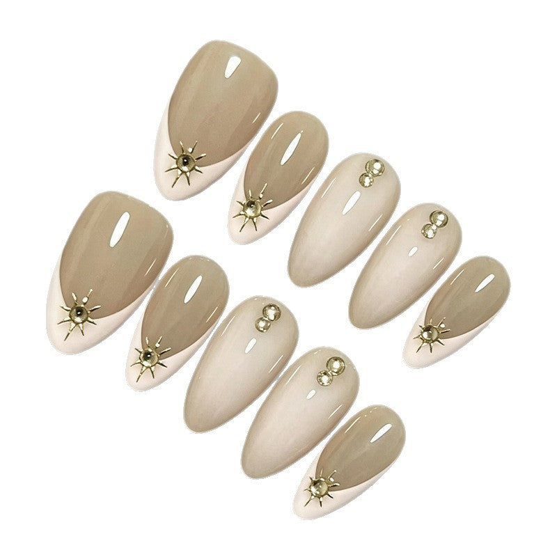 Kunstnagelset mit eleganten Design-Elementen und Glamourösen Akzenten Karnz