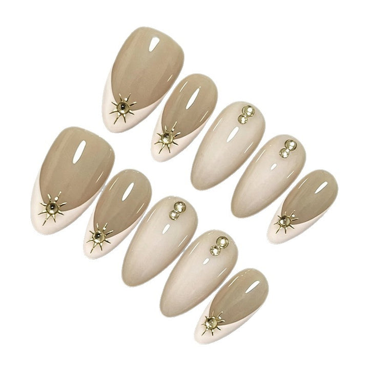 Kunstnagelset mit eleganten Design-Elementen und Glamourösen Akzenten Karnz
