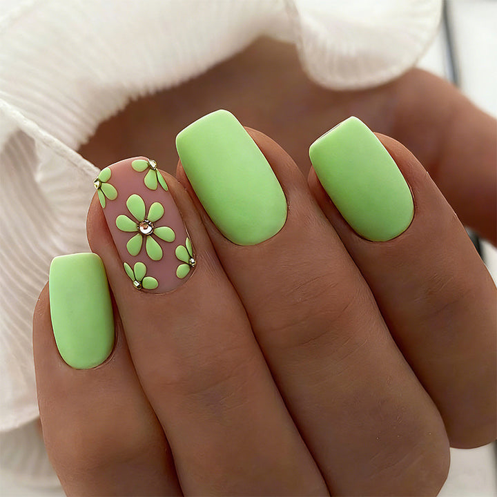 Kunstnagelset mit floralen Motiven und mattem Finish Karnz