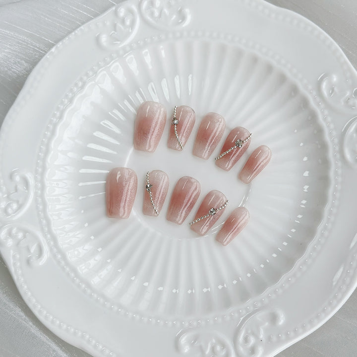 Elegantes dekoratives Press-On-Nagelset mit Strassakzenten