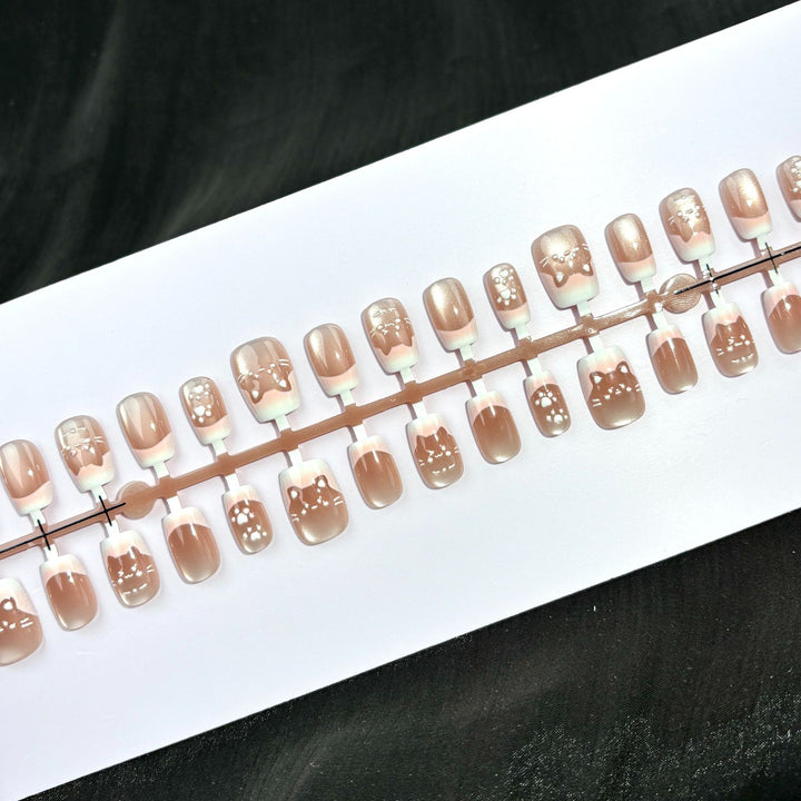 Künstlerisches Press-On-Nagelset mit verspielten Katzenmotiven
