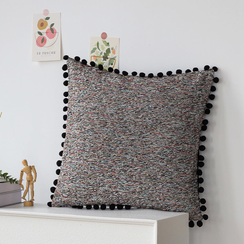 Quadratischer Kissenbezug mit Pompon-Borte und melierter Bouclé‑Struktur Karnz