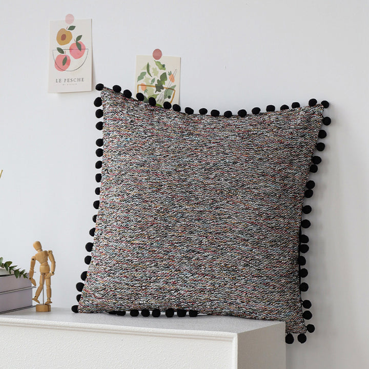 Quadratischer Kissenbezug mit Pompon-Borte und melierter Bouclé‑Struktur Karnz