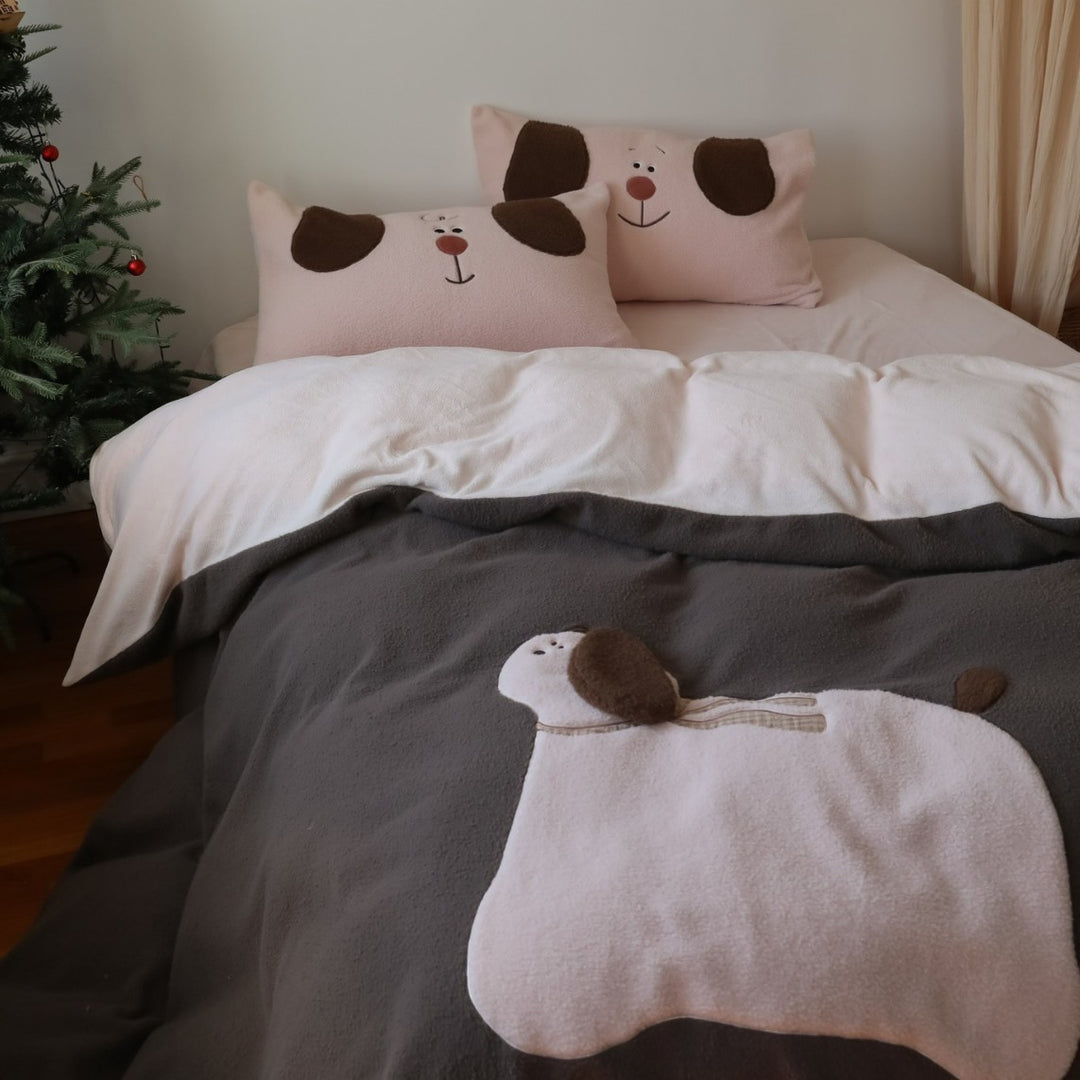 Kuscheldecke mit 3D-Küken-Applikation und niedlichen Plüsch-Füßchen