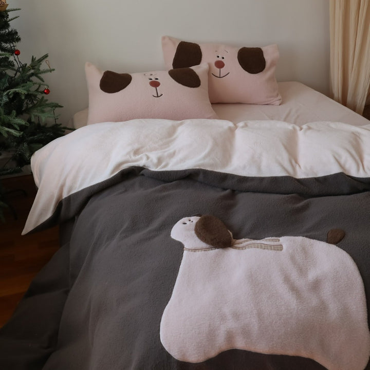 Kuscheldecke mit 3D-Küken-Applikation und niedlichen Plüsch-Füßchen